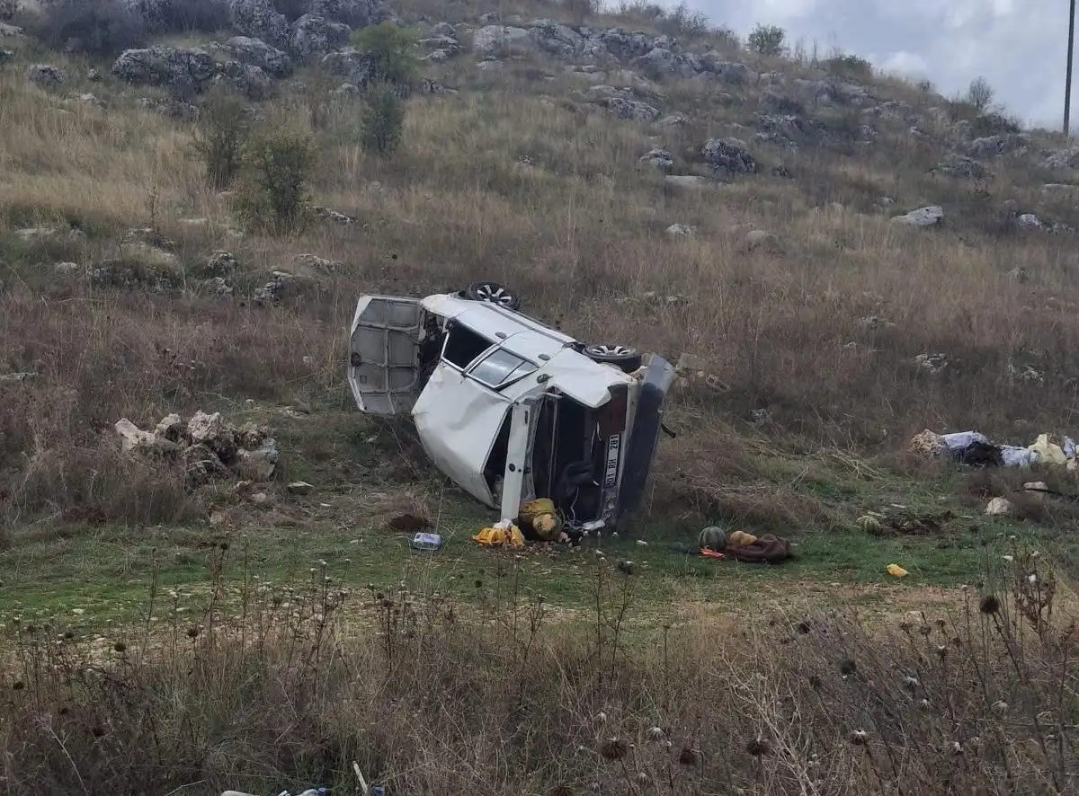 Adıyaman'da kontrolden çıkan otomobil şarampole yuvarlandı: 2 yaralı 3
