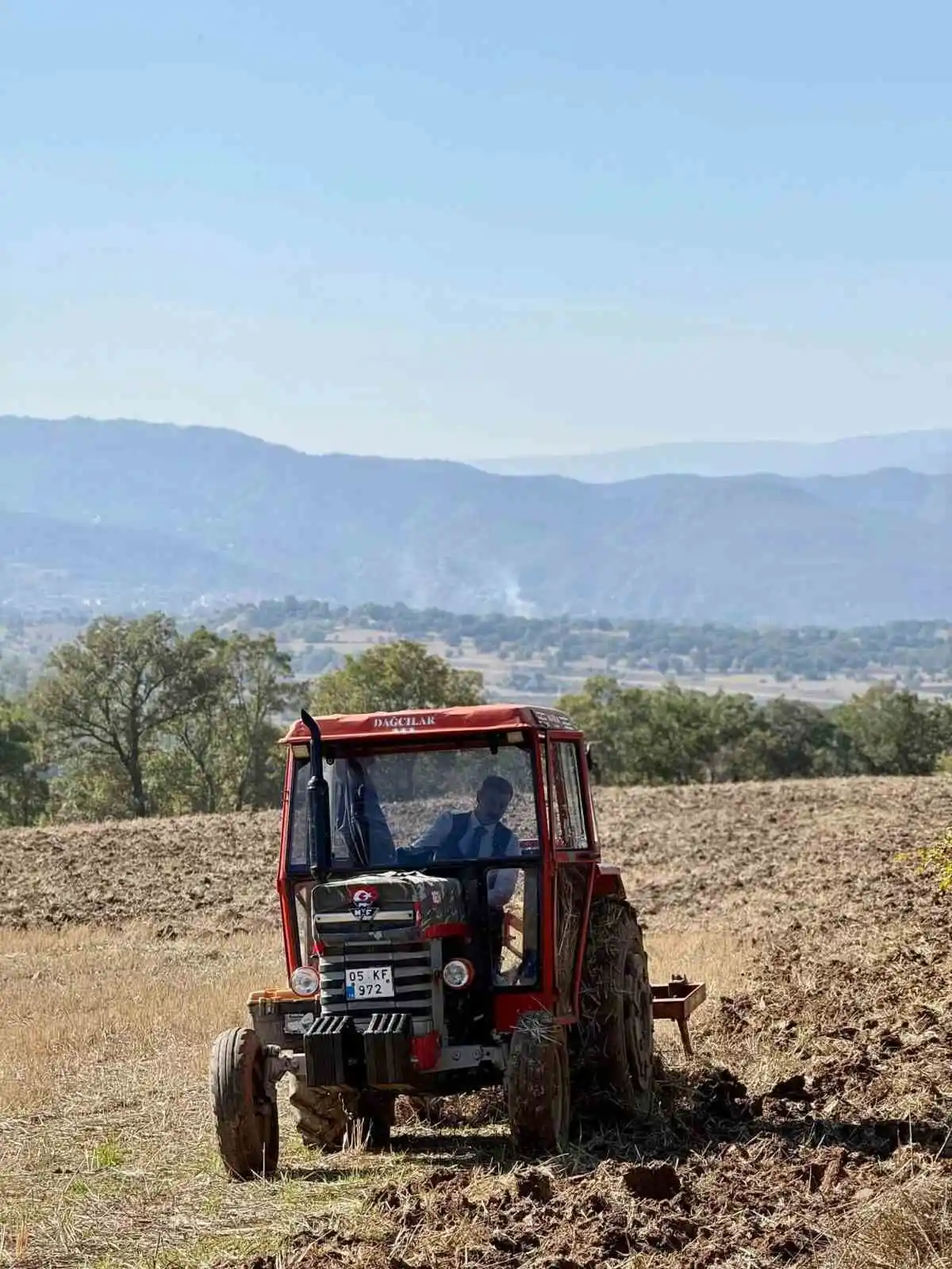 Hamamözü Kaymakamı Arslan traktör koltuğuna geçip tarla sürdü 3