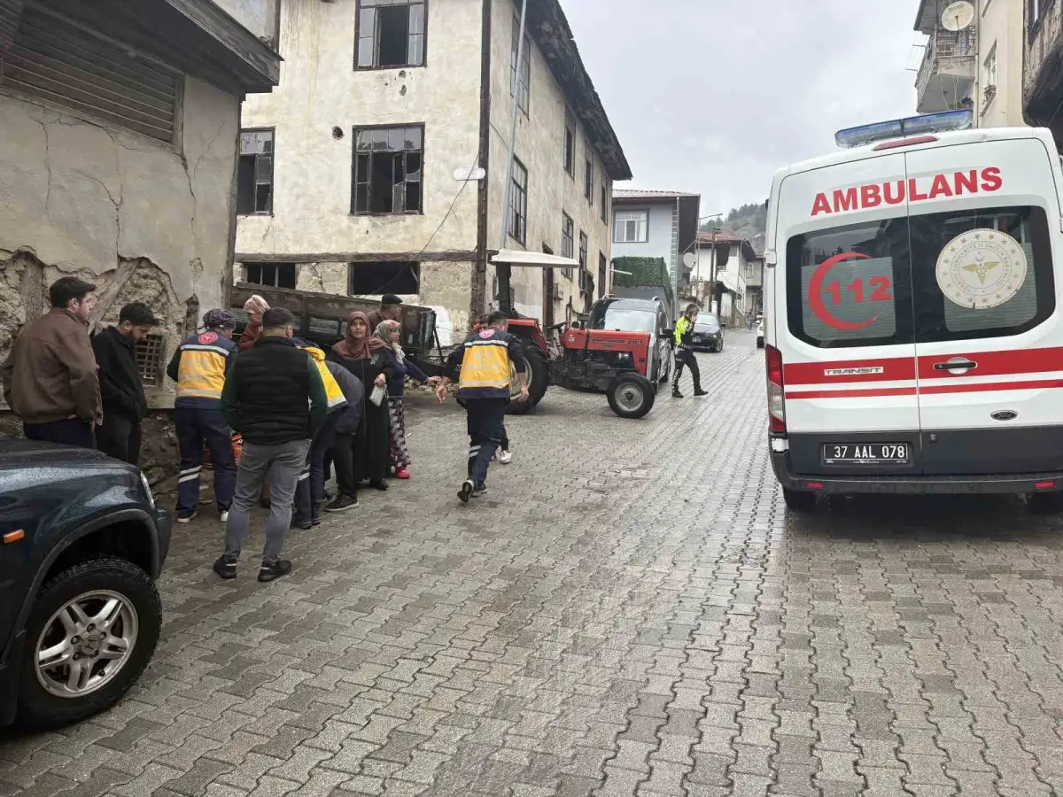 Tosya'da otomobil ile traktör çarpıştı: 1 yaralı 2