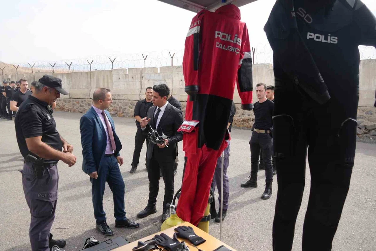 CİZRE KAYMAKAMI AHMET VEZİR BAYCAR, CİZRE İLÇE EMNİYET MÜDÜRLÜĞÜ BÜNYESİNDE FAALİYET GÖSTEREN SU...