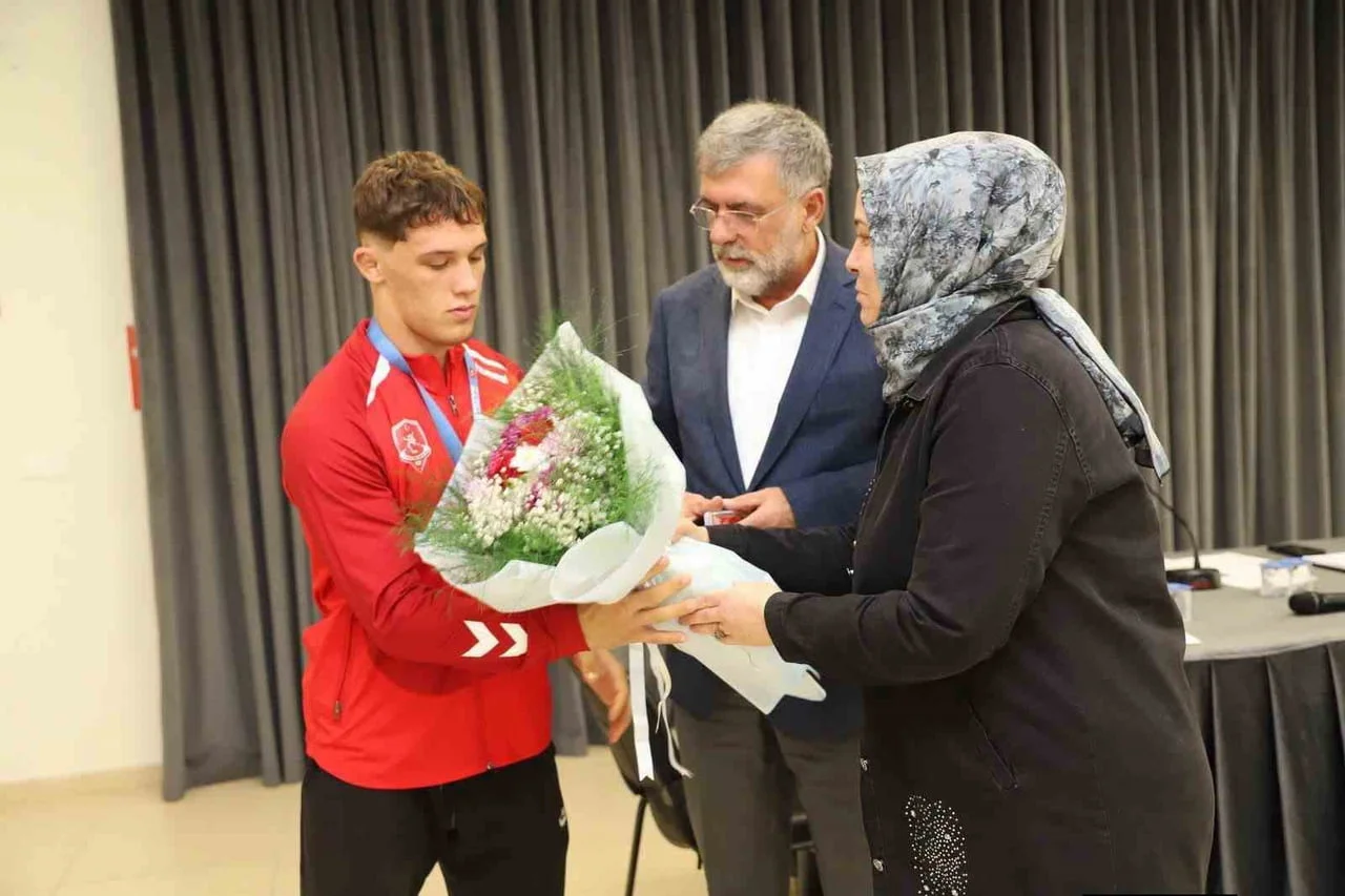KEPSUT’UN GENÇ PEHLİVANI İSMET EMİR’E BAŞKAN CANKUL’DAN TEBRİK