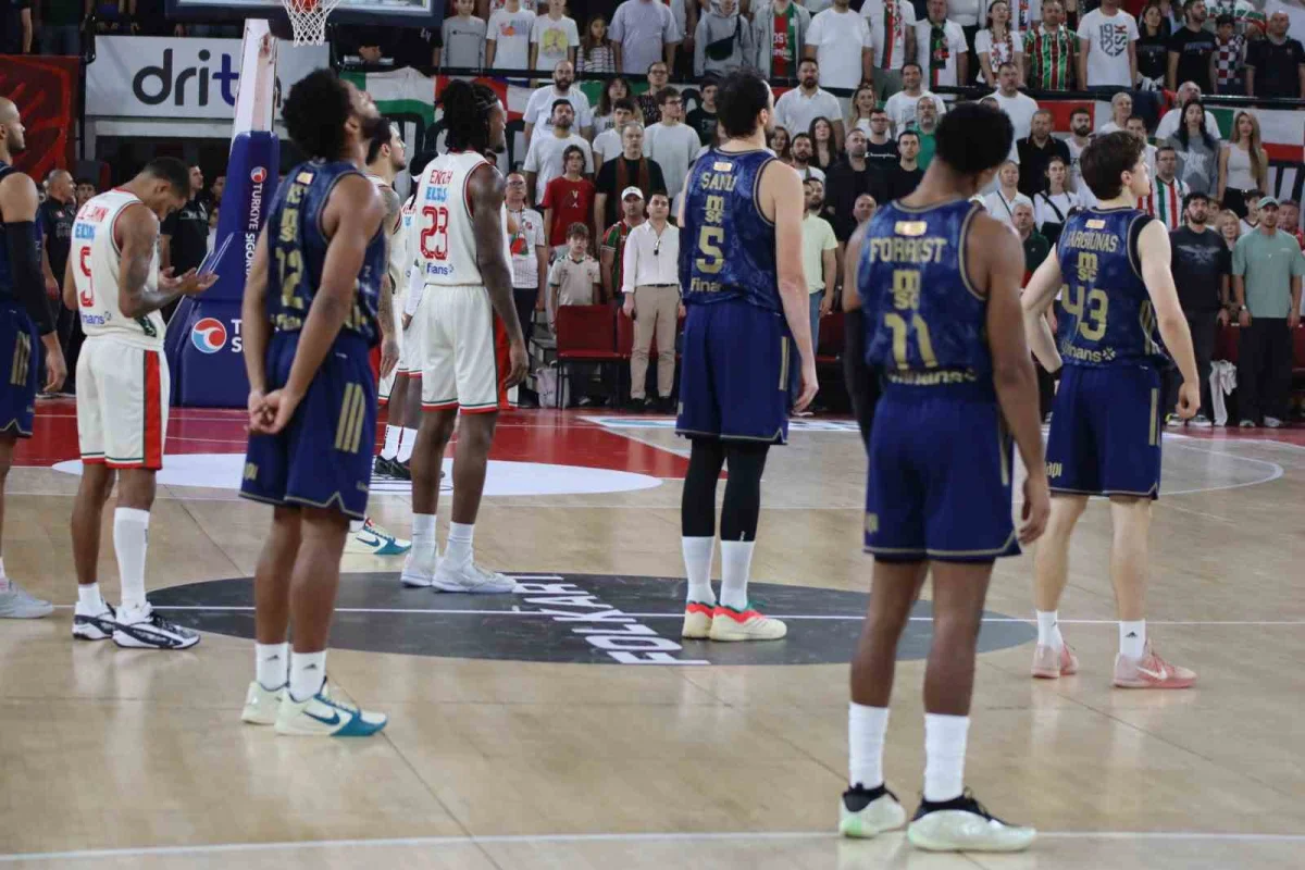 Fenerbahçe, İzmir deplasmanında Karşıyaka'yı farklı geçti 1
