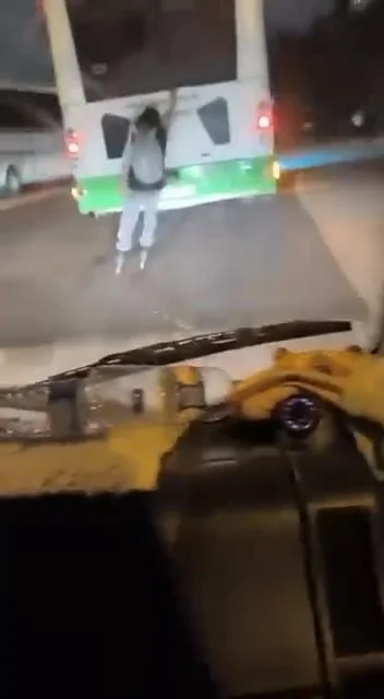 BURSA’DA PATENLİ BİR GENCİN ÖZEL HALK OTOBÜSÜNÜN ARKASINA TUTUNARAK TEHLİKELİ SEYAHAT ETMESİ...