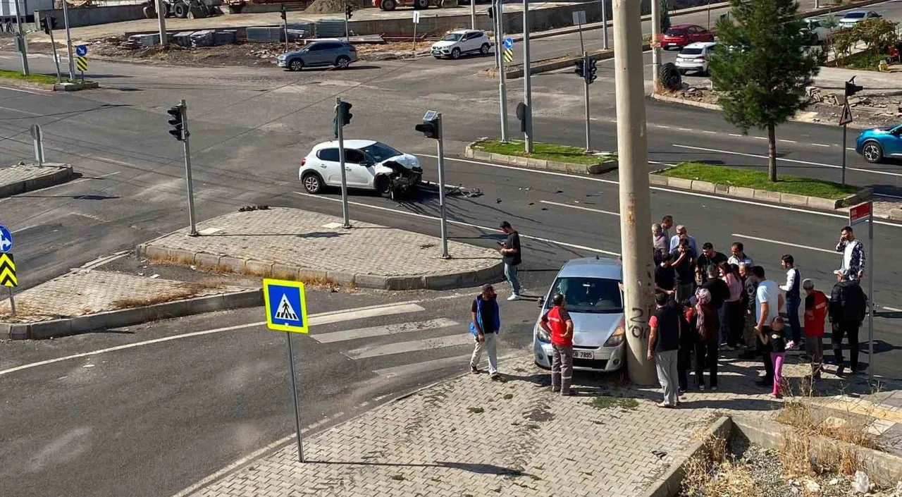 DİYARBAKIR’DA İKİ ARACIN ÇARPIŞMASI SONUCU MEYDANA GELEN TRAFİK KAZASINDA 3 KİŞİ...