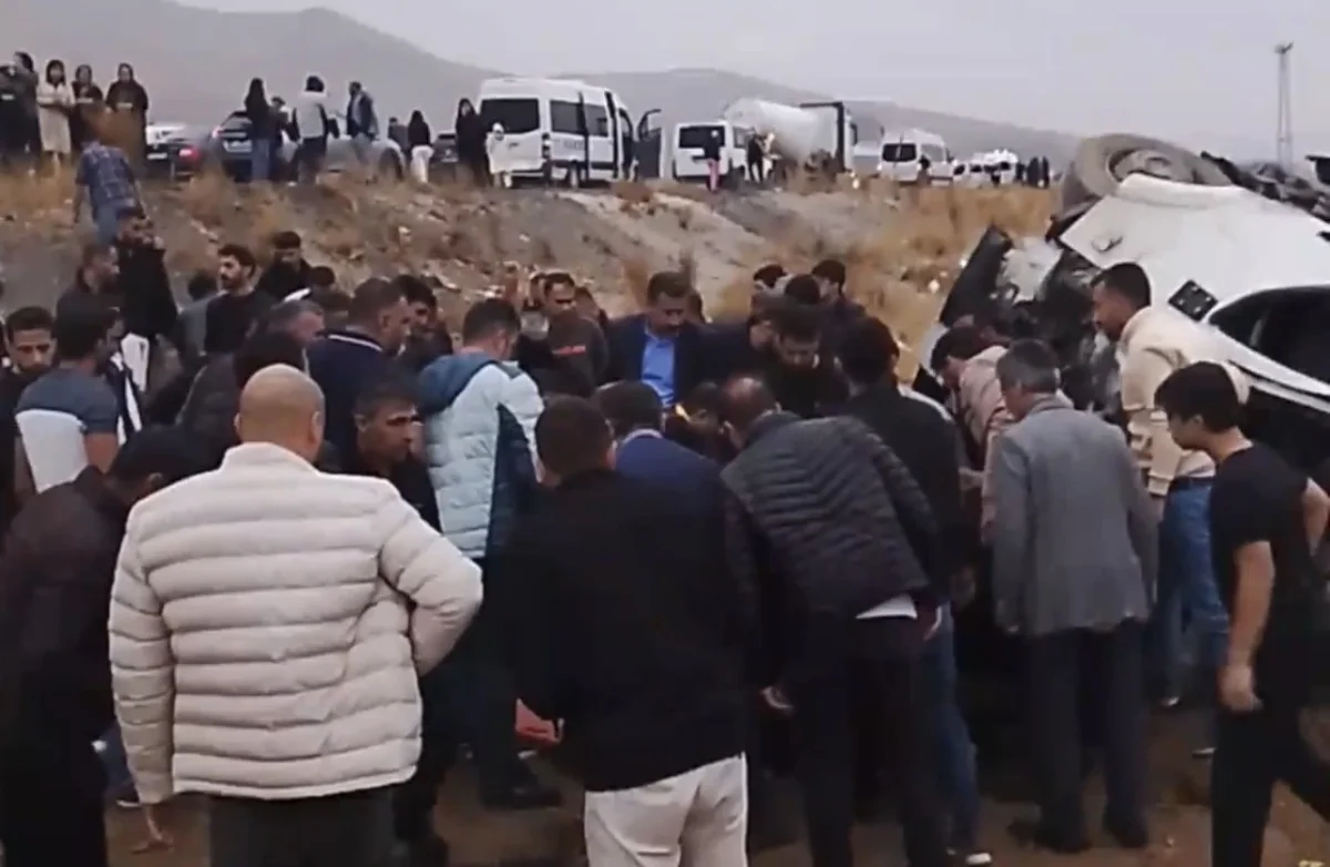 Yüksekova'da yaşanan iki ayrı trafik kazasında 2'si ağır 9 kişi yaralandı 3