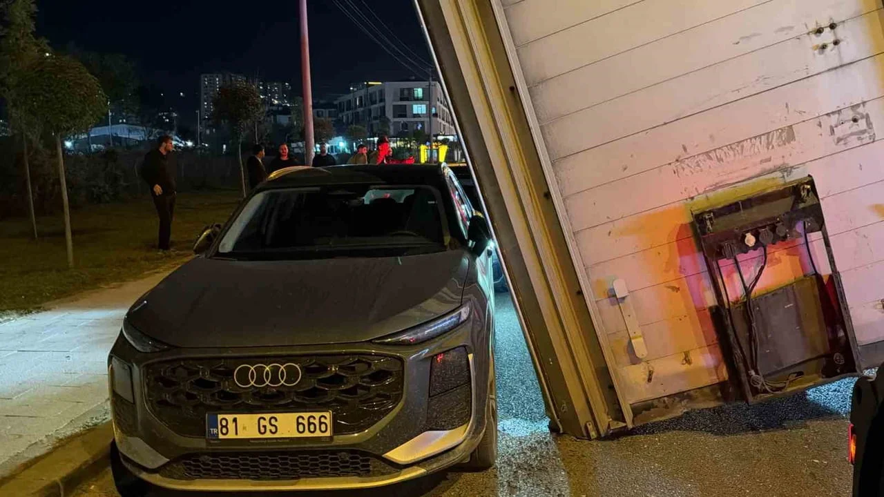 DÜZCE’DE TIRIN DORSESİNİN DÜŞMESİ SONUCU KORKU DOLU ANLAR YAŞANDI. DORSENİN DEVRİLMESİYLE ÇEVREDE...