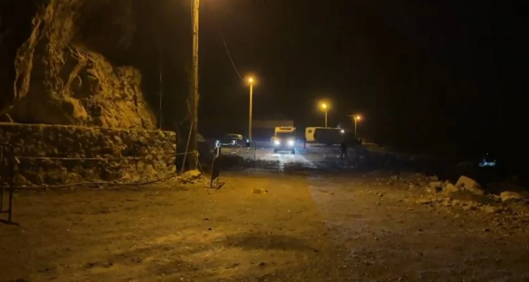 Amasra'da karavanların bulunduğu yola dev kayalar düştü 1
