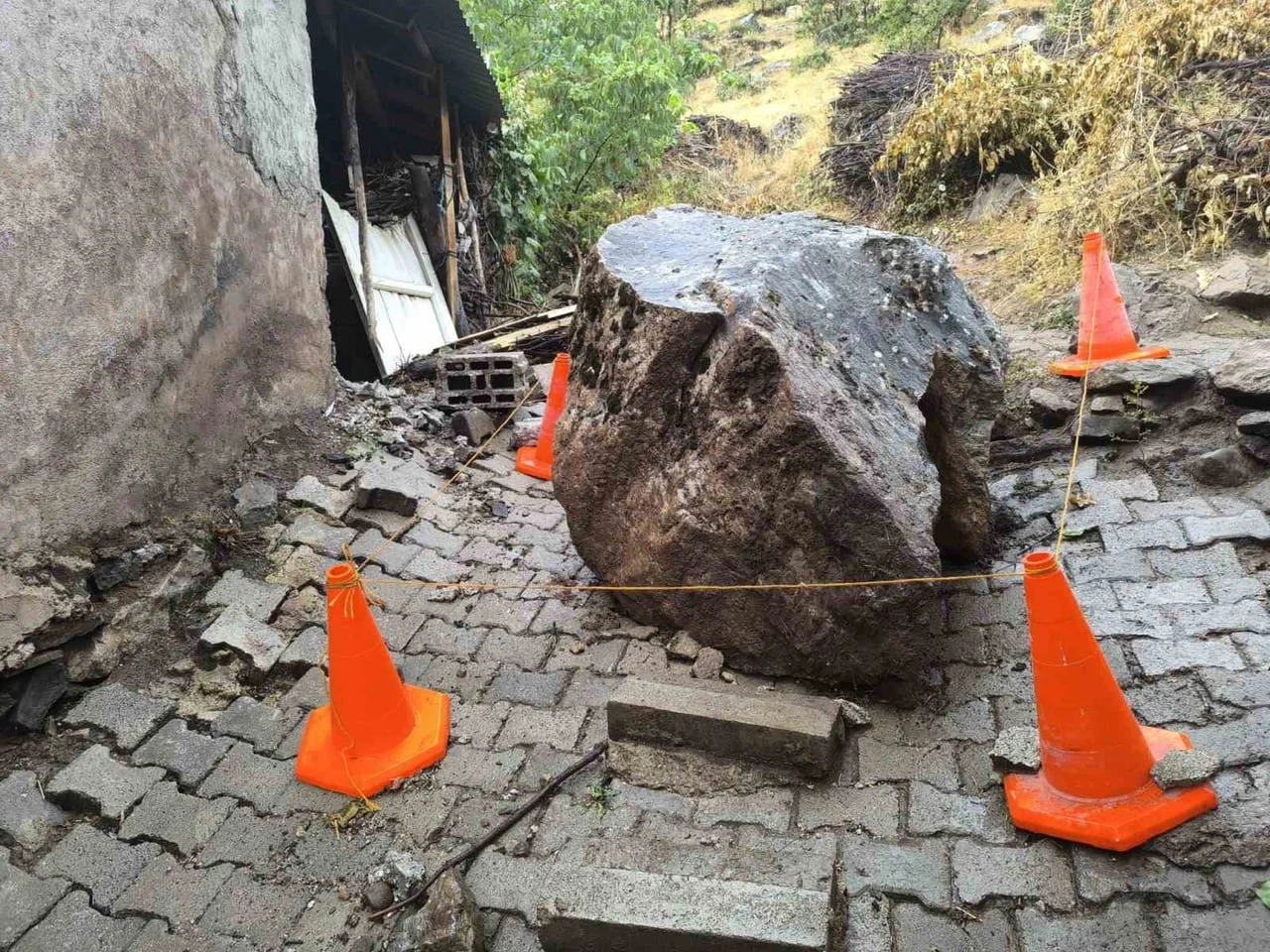 ÇATAK İLÇESİNDE ETKİLİ OLAN YAĞMURUN ARDINDAN YAMAÇTAN KOPAN KAYA PARÇASI BİR EVİN ÜZERİNE...
