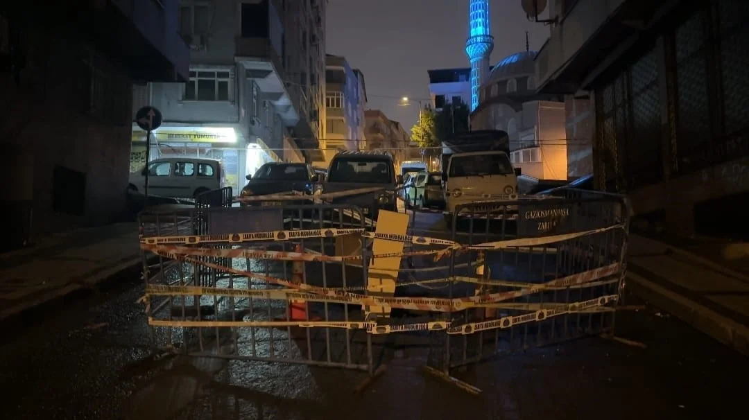 Gaziosmanpaşa'da şiddetli sağanak yol çökmesine neden oldu 1