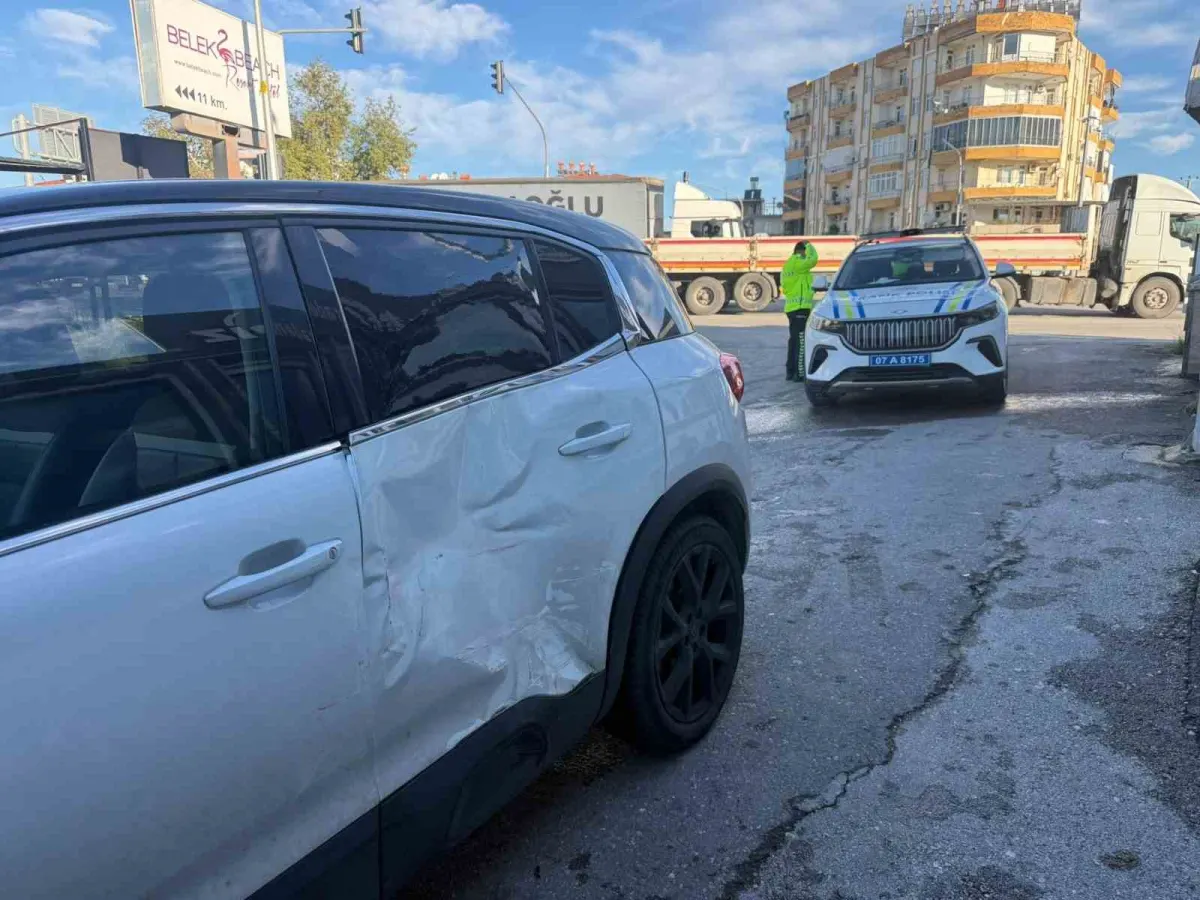 Serik'te sanayi kavşağında kaza: 1 yaralı 2
