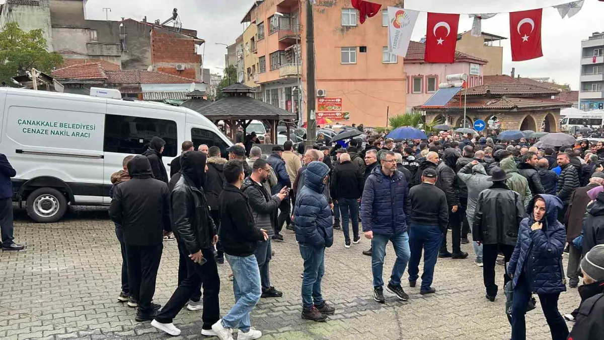 Çanakkale'de otomobilin ikiye ayrıldığı kazada ölen sürücü toprağa verildi 4