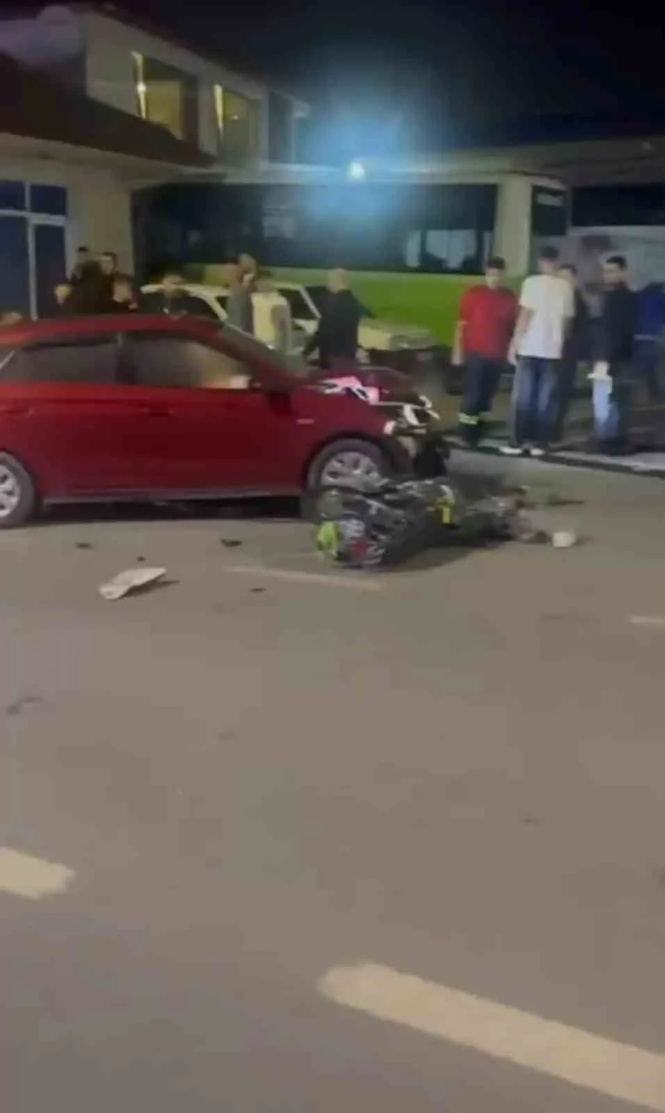 Kartepe'de otomobille çarpışan motosikletli savruldu: Dehşet anı kamerada 3
