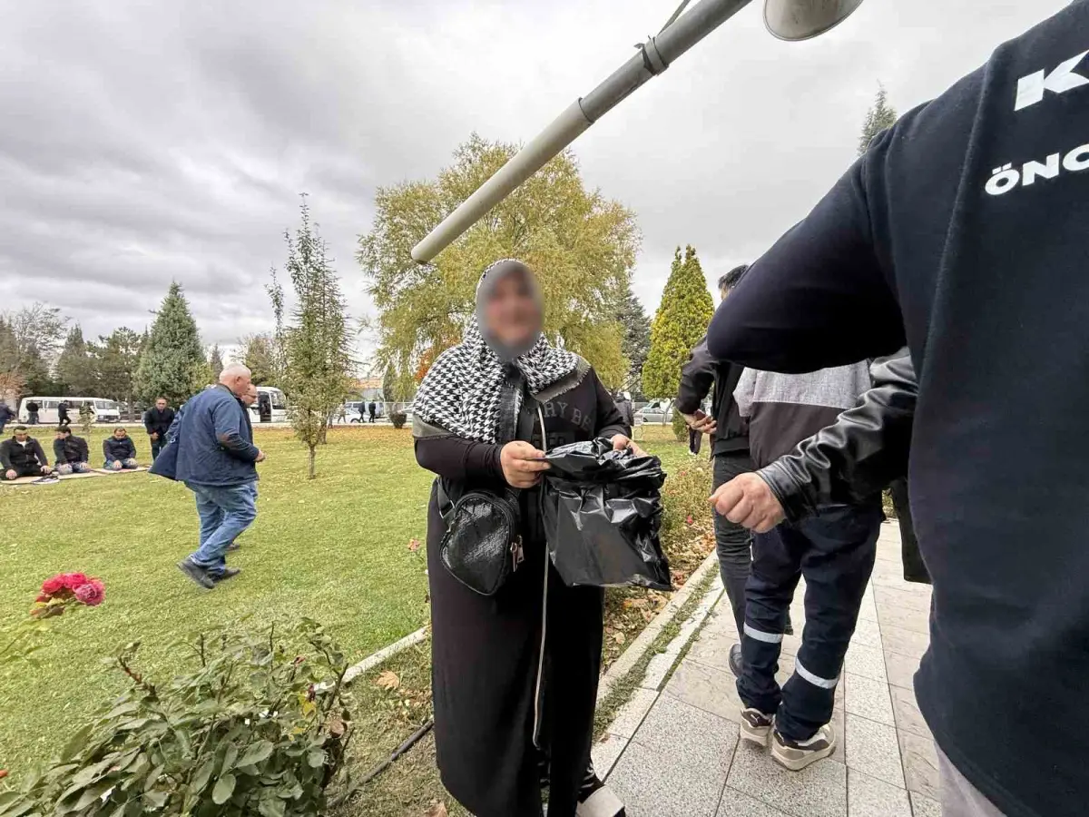 Eskişehir'de cuma namazı çıkışında çöp poşetiyle dilenen kadın 1