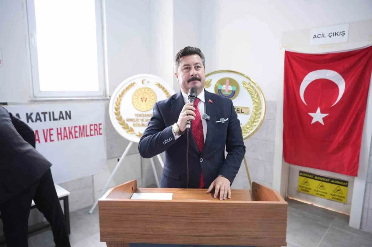 Yenişehir'de ilk kez düzenlenen Cumhuriyet Kupası'nda minik yüzücüler kulaç attı 4