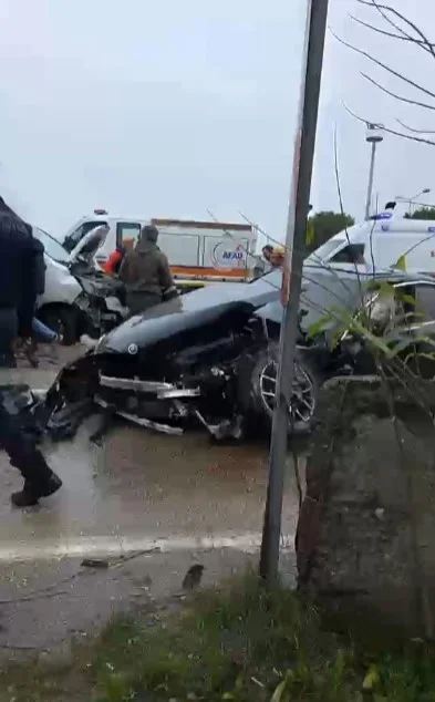 Bursa'da yağış nedeniyle kayganlaşan yolda zincirleme kaza: 5 yaralı 2