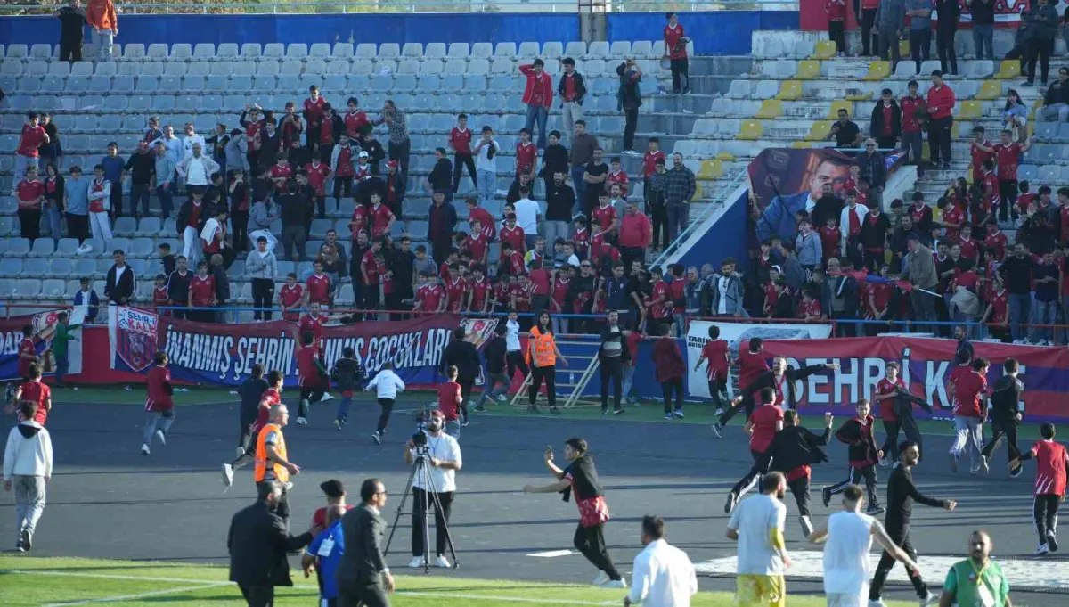 Kırıkkale FK maçında son dakika golü sonrası çocuk taraftarlar sahaya koştu 5
