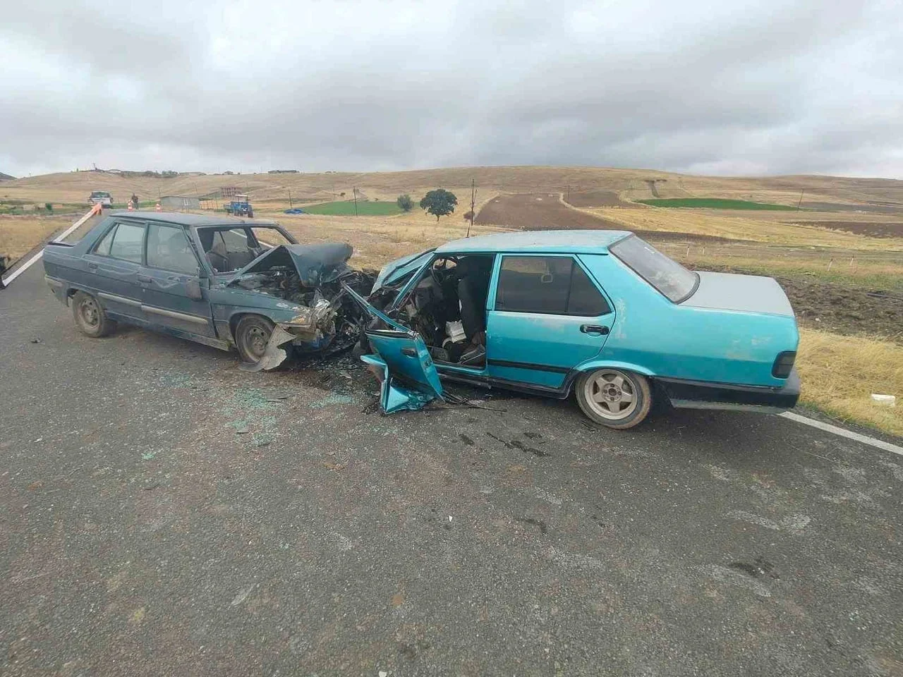 AFYONKARAHİSAR’DA İKİ OTOMOBİLİN KAFA KAFAYA ÇARPIŞMASI SONUCU MEYDANA GELEN TRAFİK KAZASINDA 5...
