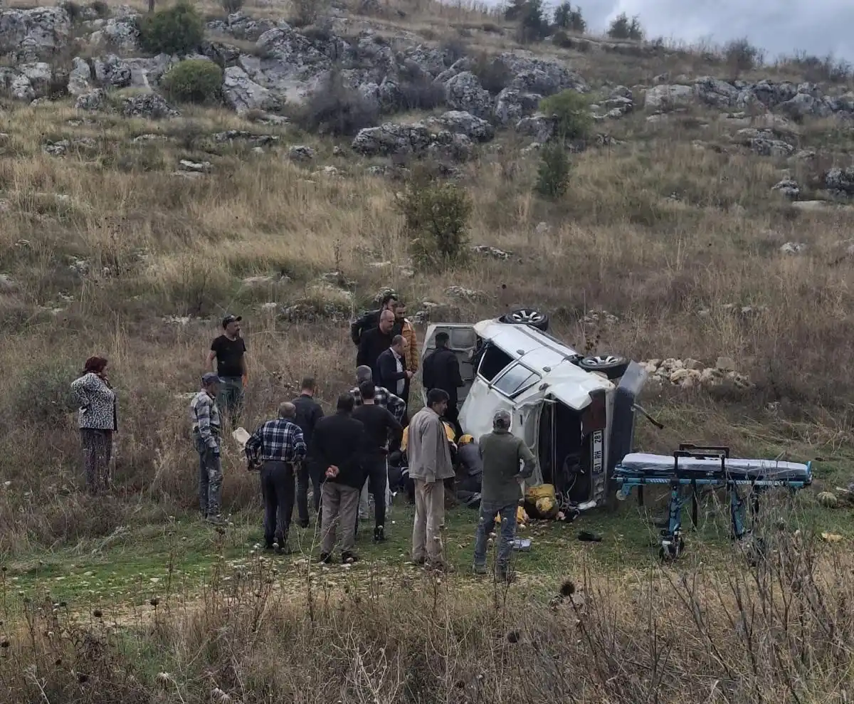 Adıyaman'da kontrolden çıkan otomobil şarampole yuvarlandı: 2 yaralı 1