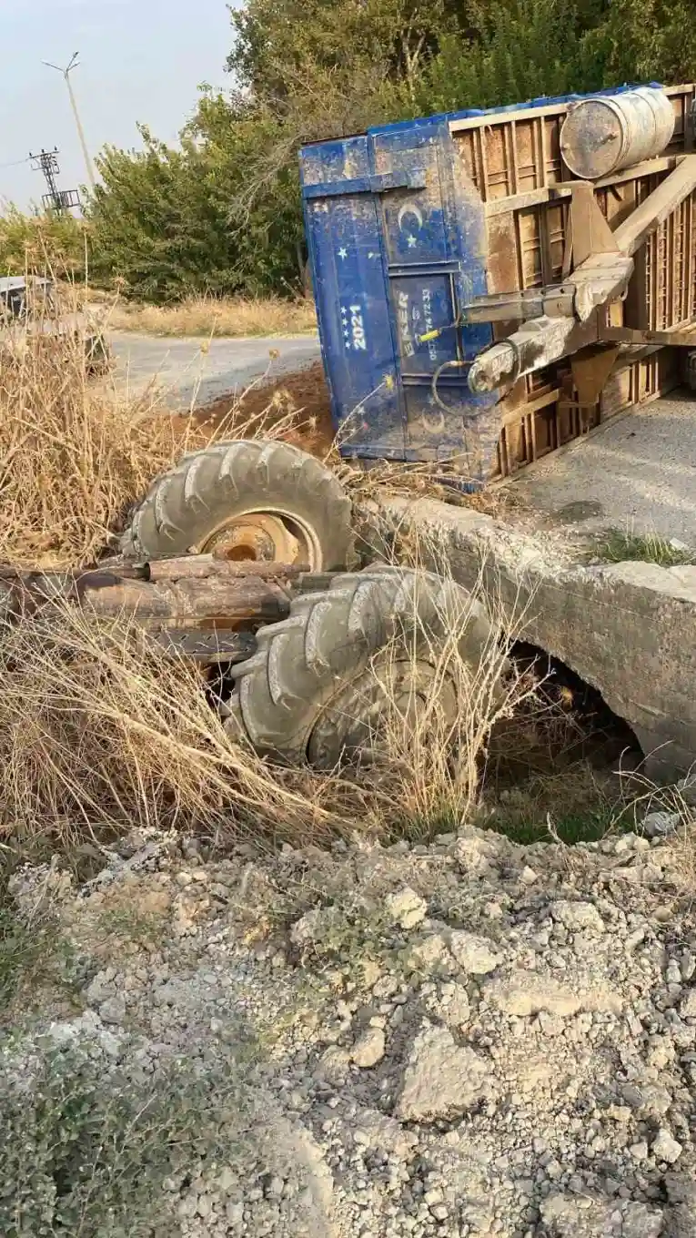 Gaziantep'te toprak yüklü traktör dereye uçtu: Sürücü yaralandı 3