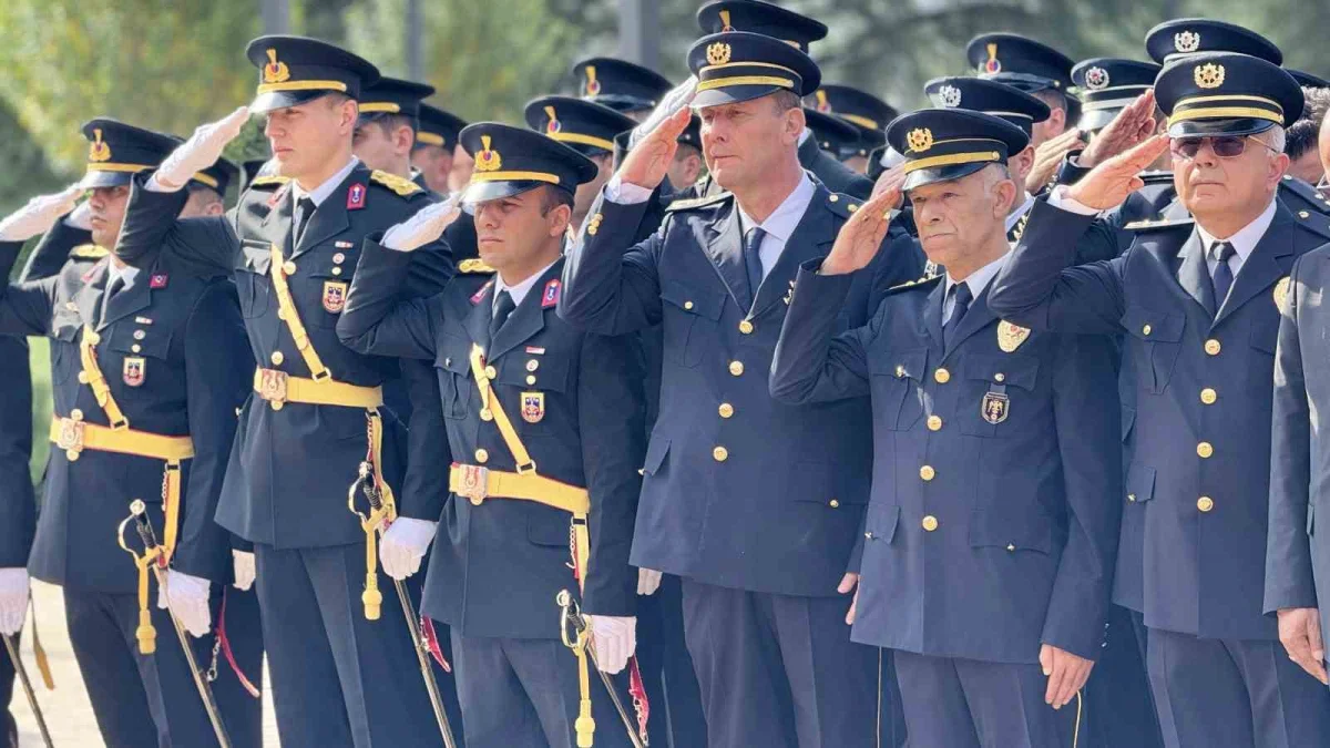 Karabük'te Cumhuriyet Bayramı kutlamaları çelenk sunumuyla başladı 5