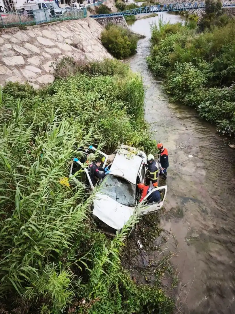 Hatay'da dereye uçan otomobil hurdaya döndü: 3 yaralı 4