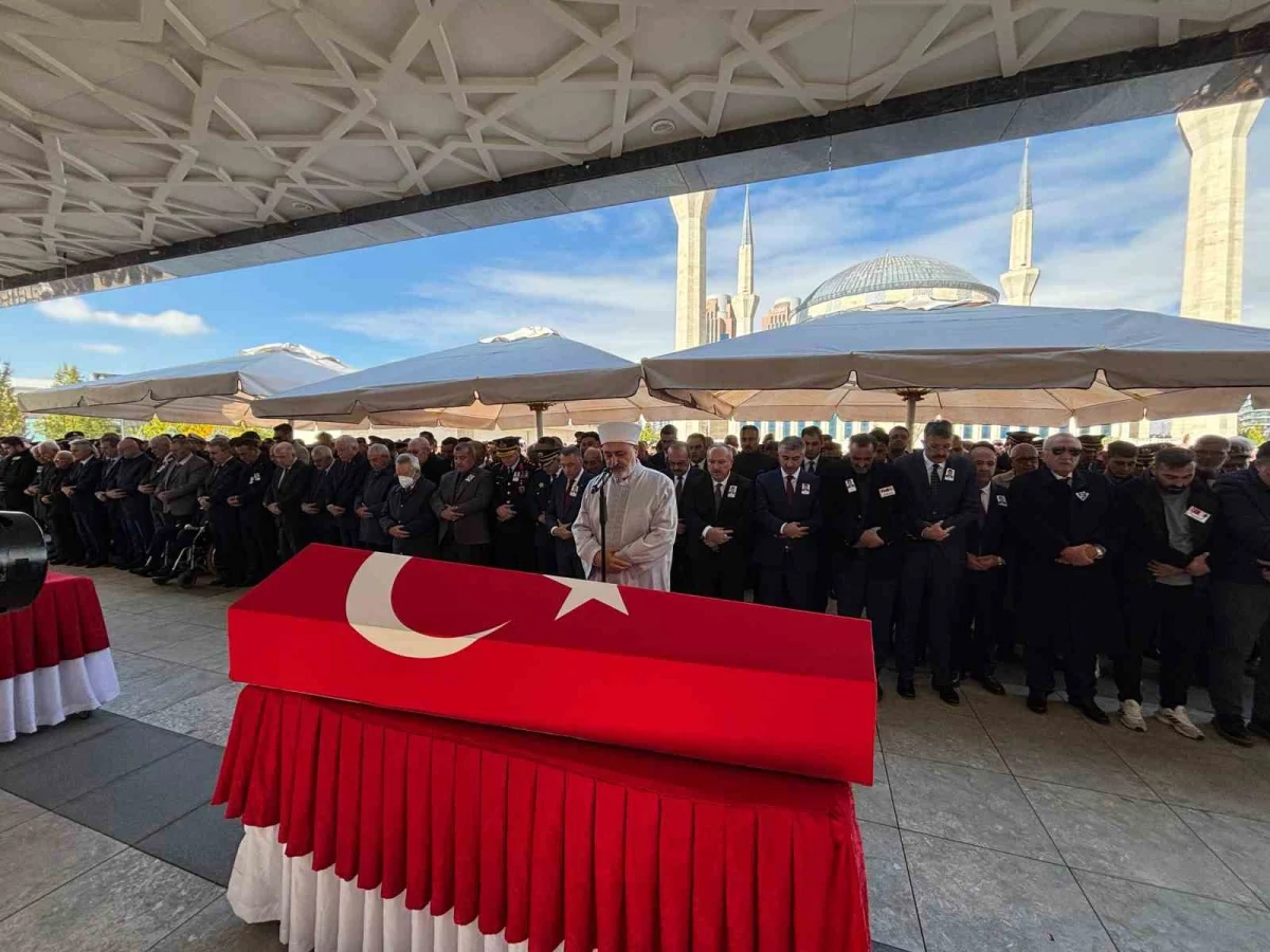 Van'daki kazada şehit olan polis memuru Tayfun Akalan Ankara'da son yolculuğuna uğurlandı 2