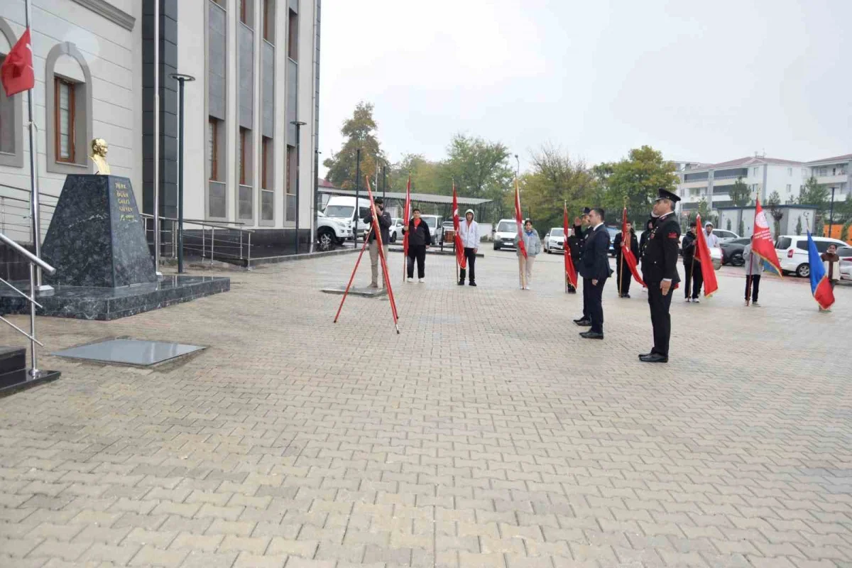 Dicle'de 29 Ekim Cumhuriyet Bayramı kutlamaları çelenk töreniyle başladı 2