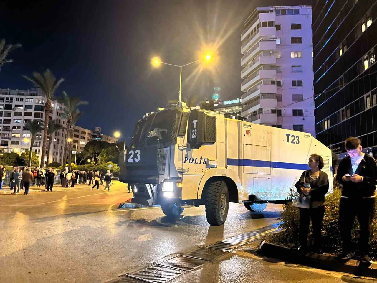 İZMİR'DE BÜYÜKŞEHİR BELEDİYE BAŞKANI CEMİL TUGAY'I PROTESTO ETMEK AMACIYLA YÜRÜYÜŞ YAPMAK İSTEYEN...