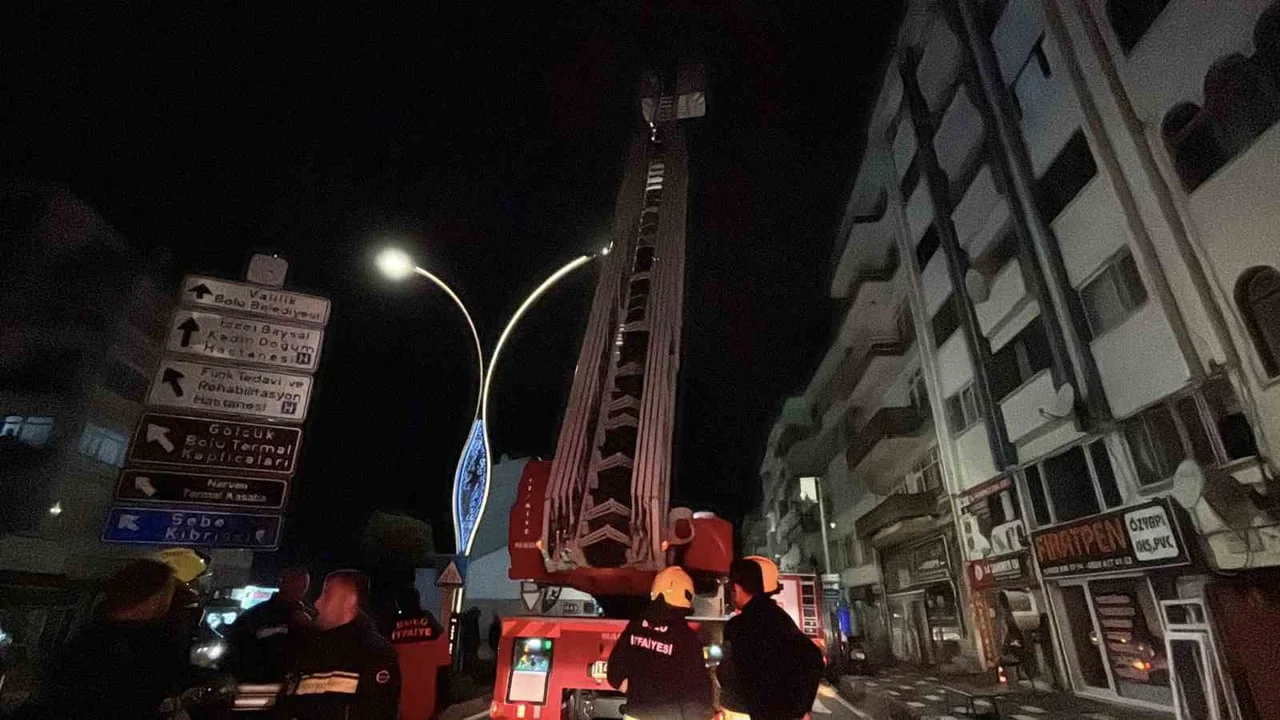 BOLU’DA GECE SAATLERİNDE BİR VATANDAŞIN ‘ÇATI YANIYOR’ İHBARI ÜZERİNE İTFAİYE VE POLİS EKİPLERİ...