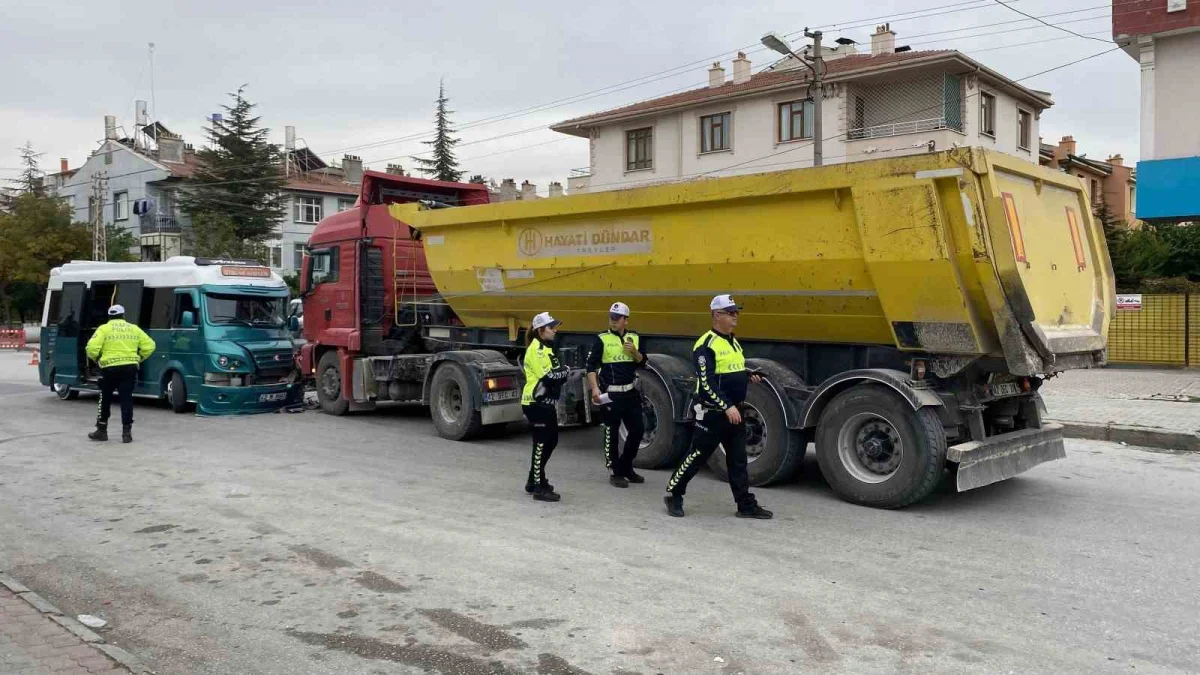 Konya'da hafriyat kamyonu ile minibüs çarpıştı: 10 yaralı 3