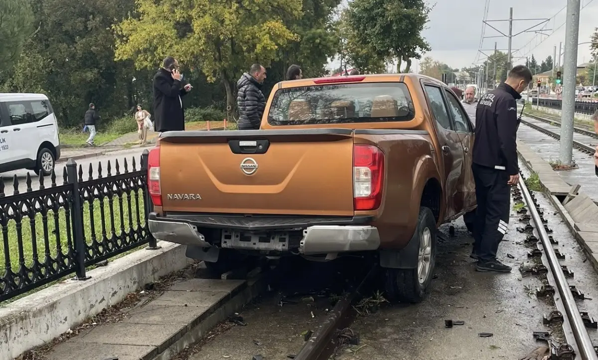 Samsun'da kontrolden çıkan pikap tramvay yoluna girdi 1