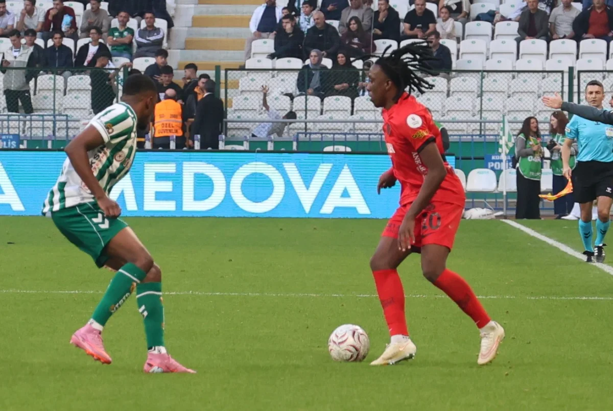 Konyaspor ilk yarıyı Awaziem'in golüyle önde kapattı 3
