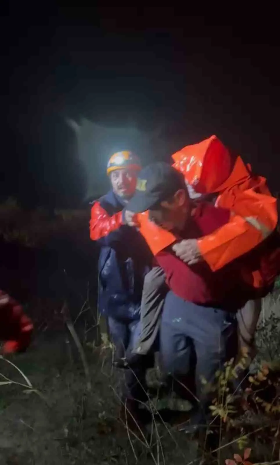Bursa'da mantar toplarken kaybolan yaşlı çifti jandarma sırtında kurtardı 1
