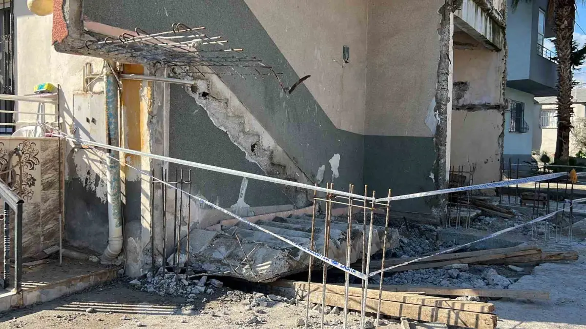 Depremde eşini ve iki kızını kaybeden işçi çöken merdivenin altında can verdi 1