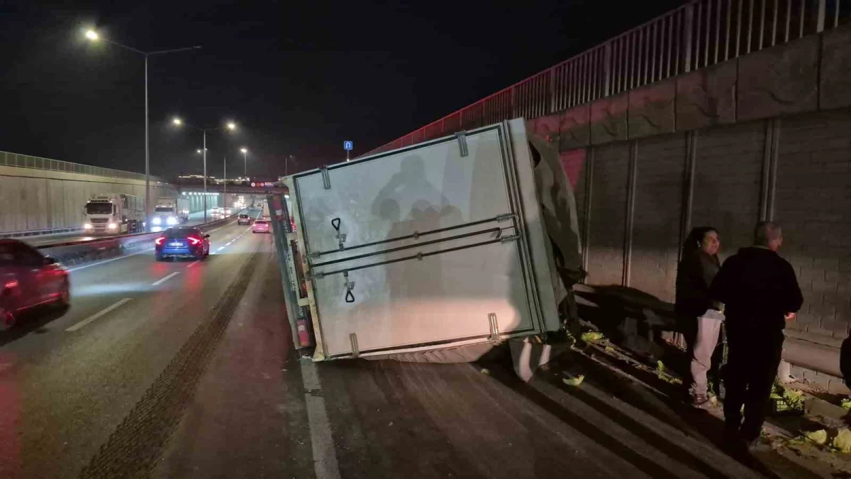 Eskişehir'de marul yüklü kamyonet alt geçitte yan yattı 2