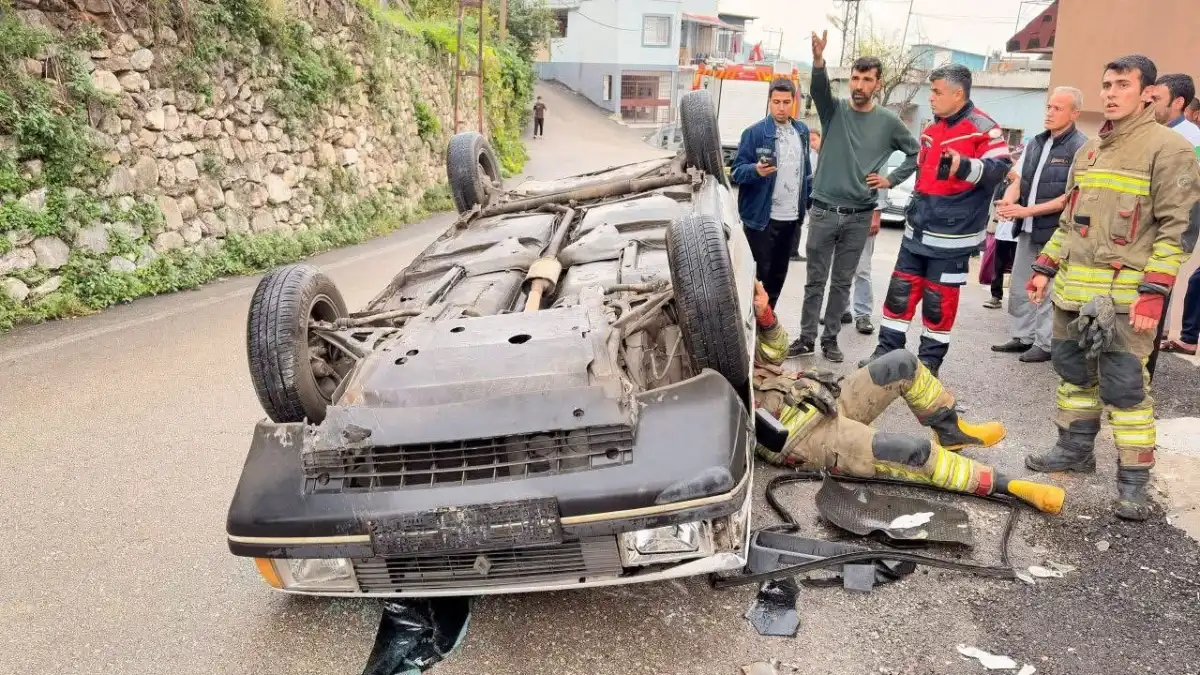İskenderun'da takla atan otomobilin sürücüsü yaralandı 1