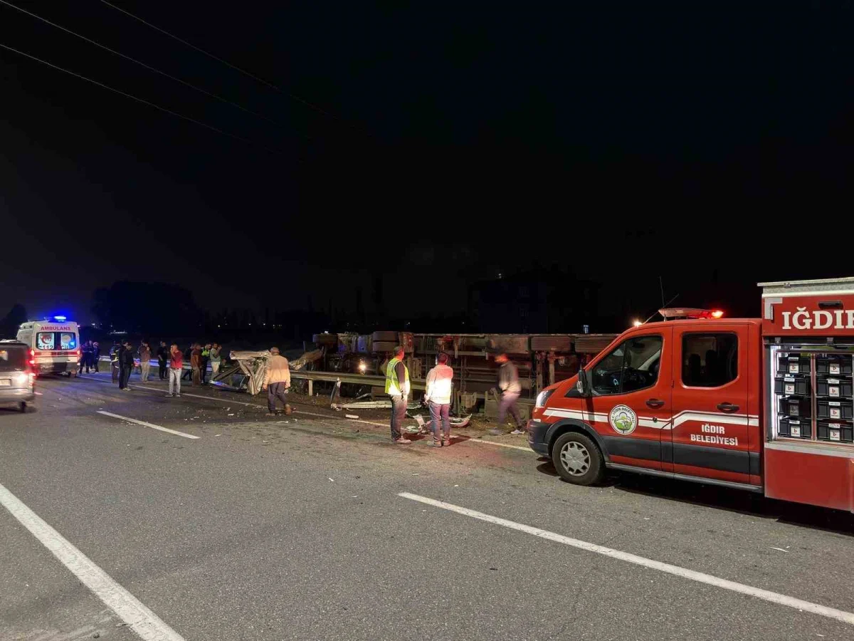 Iğdır'da çimento yüklü tır bariyerlere çarparak devrildi 2