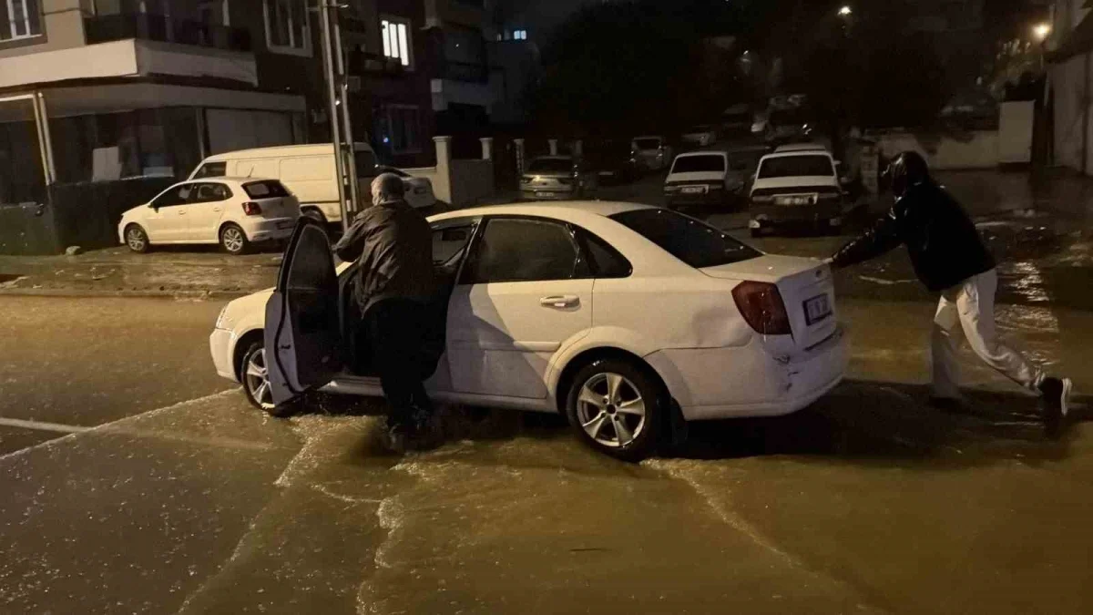 Adıyaman'da şiddetli sağanak hayatı felç etti: Araçlar göle dönen yollarda mahsur kaldı 5