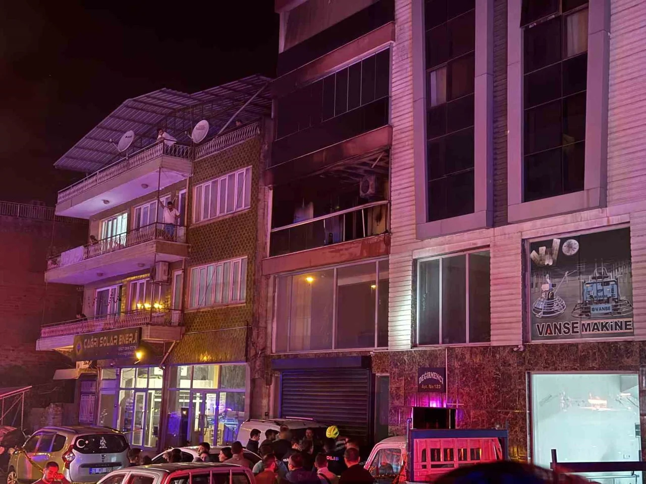 AYDIN'IN EFELER İLÇESİNDE BİR APARTMANDA ÇIKAN YANGINA VATANDAŞLAR UYKUDA YAKALANIRKEN, DUMANDAN...