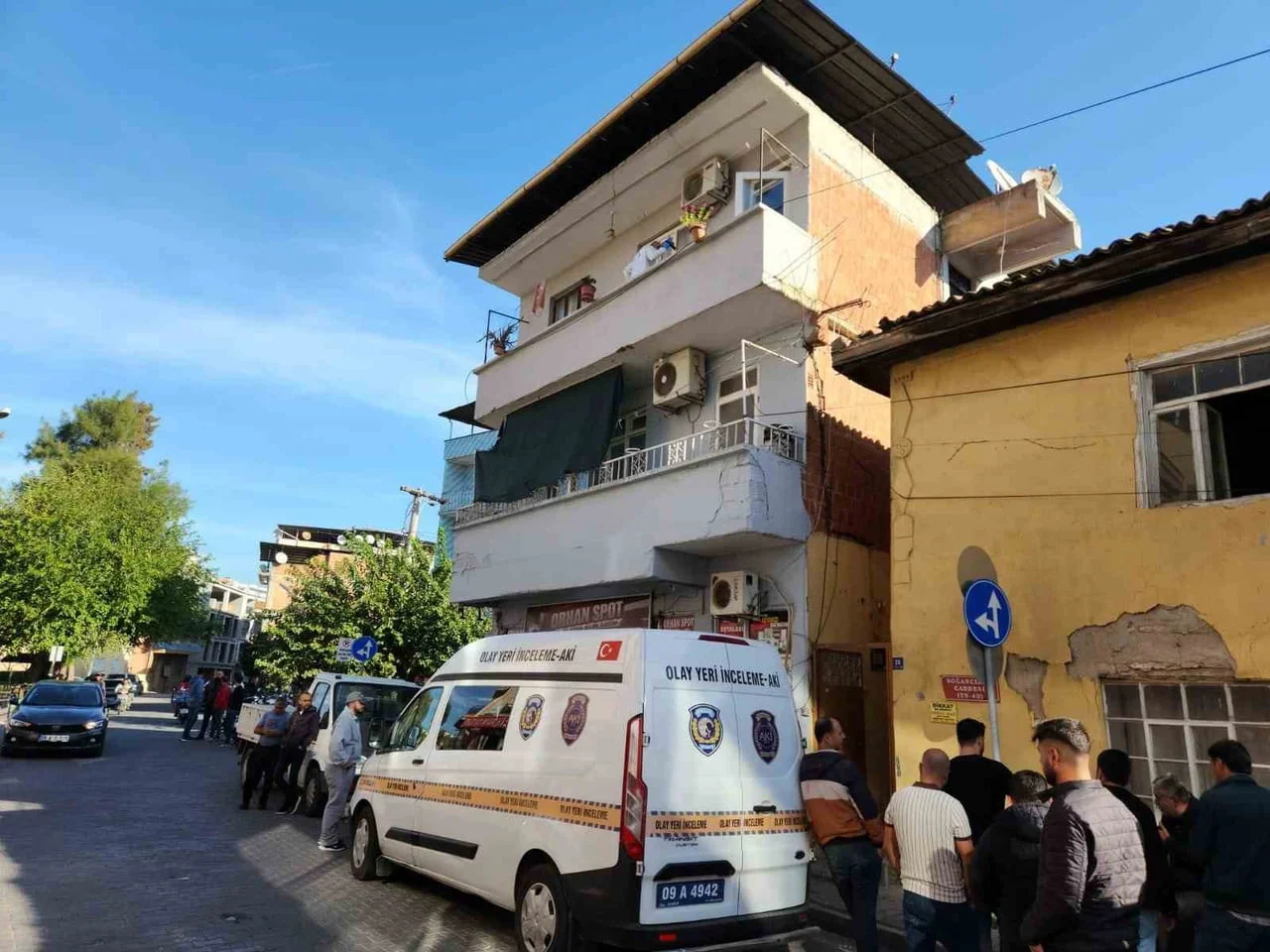 GENÇ KADIN BANYODA ÖLÜ BULUNDU. İHBAR ÜZERİNE OLAY YERİNE SAĞLIK VE POLİS EKİPLERİ SEVK...