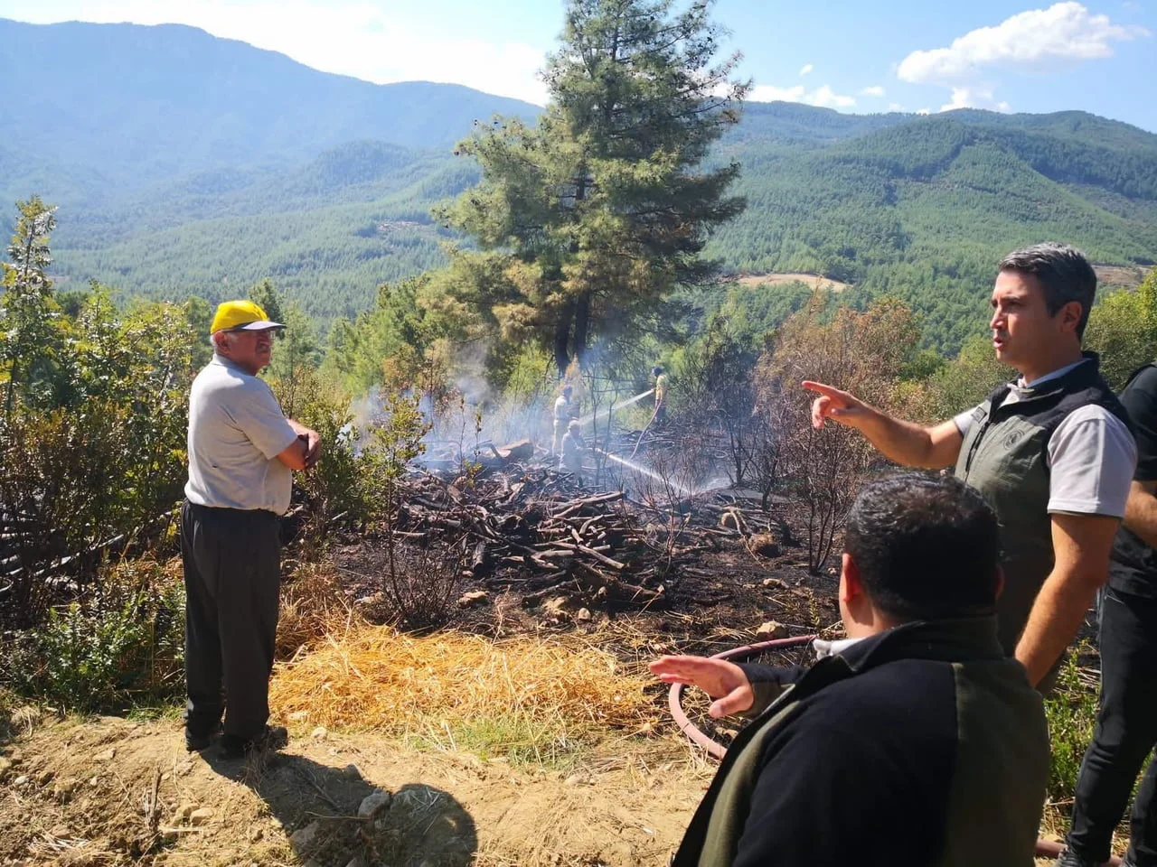 BURDUR’UN BUCAK İLÇESİNE BAĞLI ÇAMLIK KÖYÜNDE ORMANLIK ALANDA ÇIKAN YANGIN, EKİPLERİN...