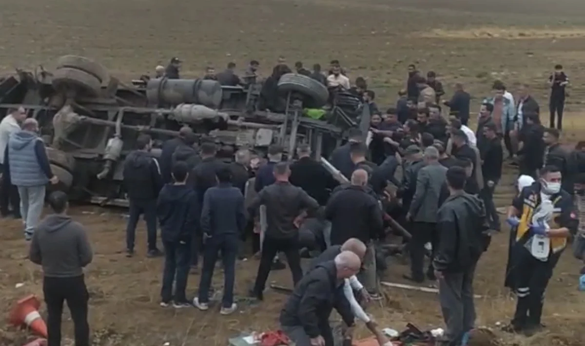 Yüksekova'da yaşanan iki ayrı trafik kazasında 2'si ağır 9 kişi yaralandı 2