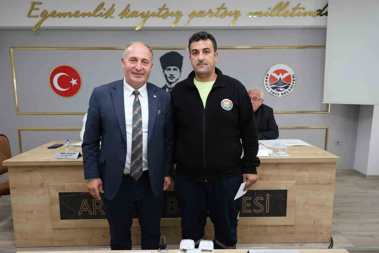 ARTVİN’İN ARHAVİ İLÇESİNDE GÖREVİ SIRASINDA BULDUĞU ALTINI SAHİBİNE TESLİM EDEN BELEDİYE PERSONELİ...
