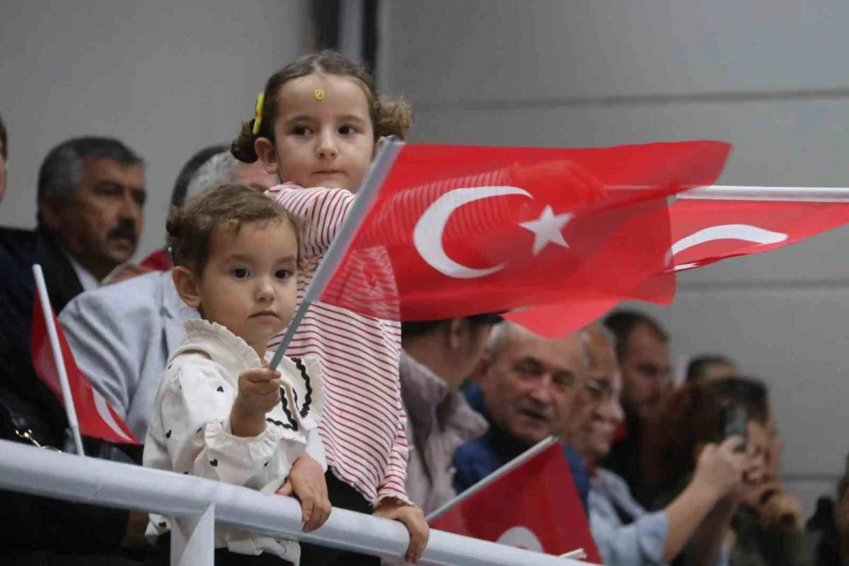 Fethiye'de yağışa rağmen 29 Ekim Cumhuriyet Bayramı coşkusu kapalı spor salonuna taştı 4