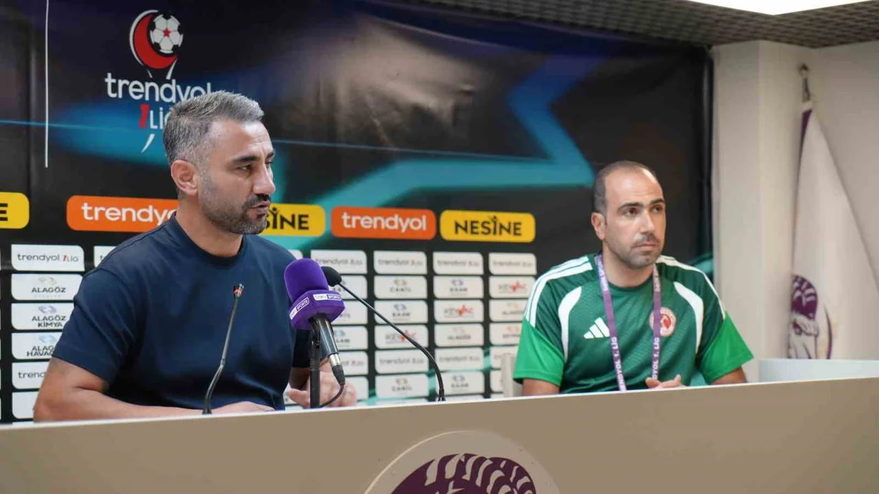 BATMAN PETROLSPOR TEKNİK DİREKTÖRÜ SELÇUK ŞAHİN (SOLDA), IĞDIR FK KARŞILAŞMASININ ARDINDAN...
