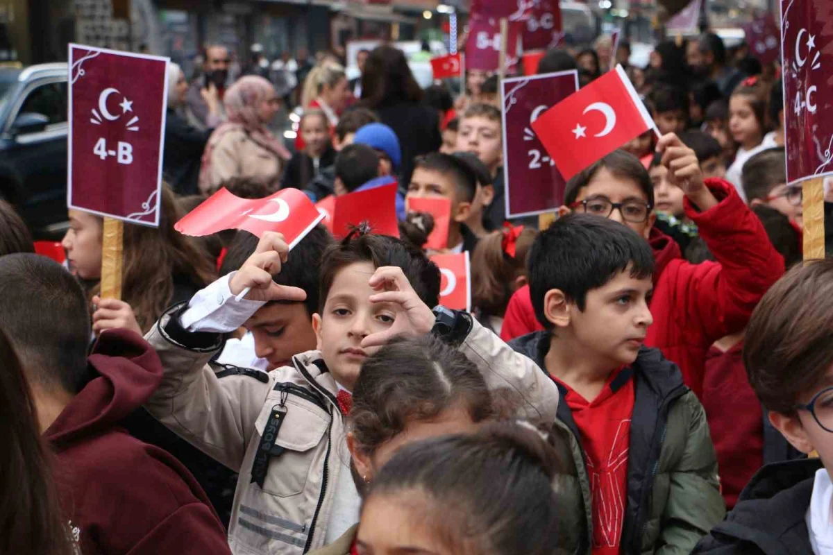 Diyarbakır'ın tarihi sokaklarında 103. yıl Cumhuriyet yürüyüşü 3
