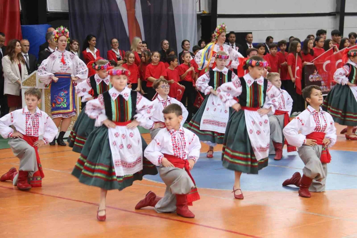 Fethiye'de yağışa rağmen 29 Ekim Cumhuriyet Bayramı coşkusu kapalı spor salonuna taştı 5