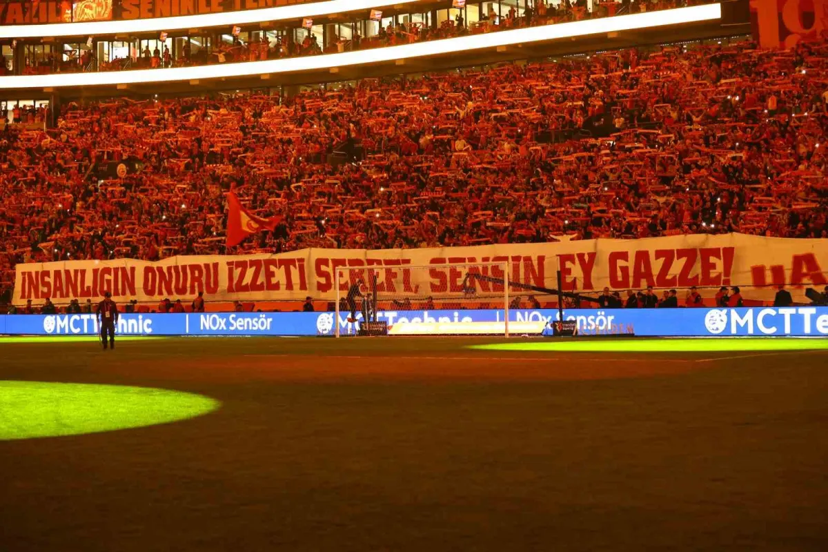 Galatasaray'da derbiye tek değişiklik: Okan Buruk'tan kadro tercihi 3