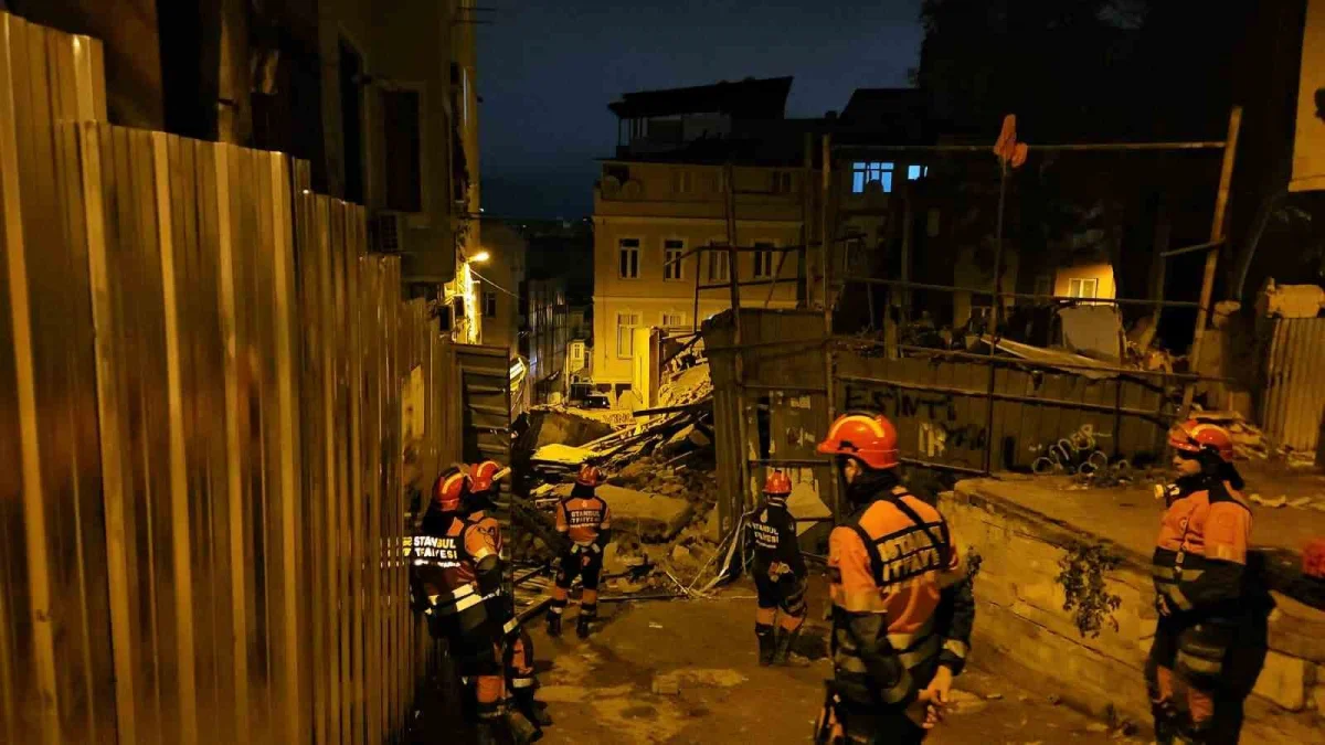 Beyoğlu'nda çöken 5 katlı metruk binada arama çalışmaları tamamlandı 3