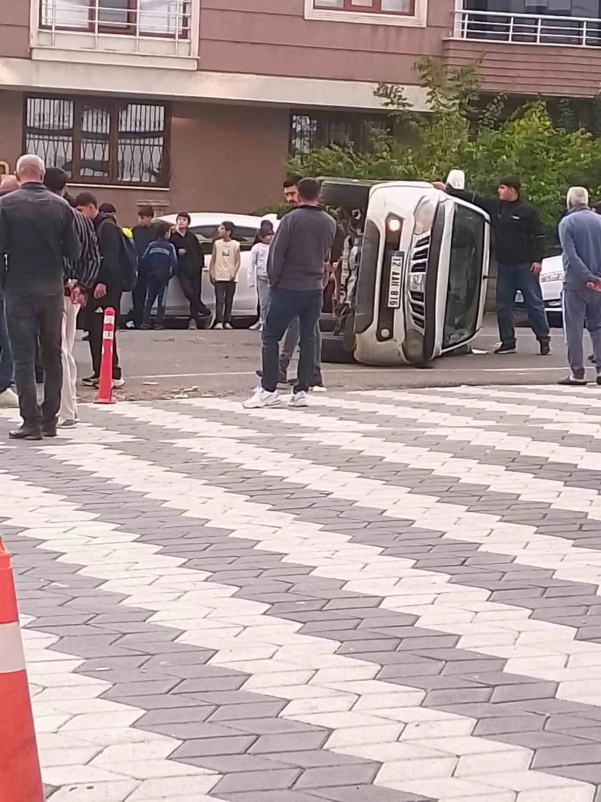 Bingöl'de otomobil ile pikap çarpıştı: Yan yatan araçtaki 2 kişi yaralandı 4